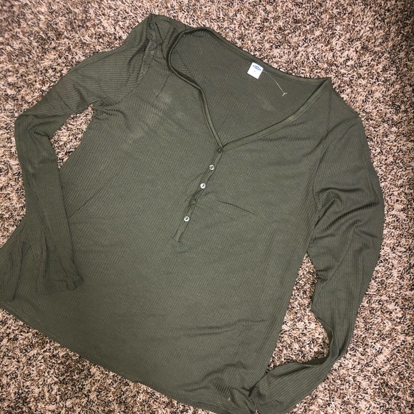 OLD NAVY~ RIBBED | LONG SLEEVE | CASUAL TOP!  MED | 
Army Green | Buttons | NWOT - Picture 2 of 3